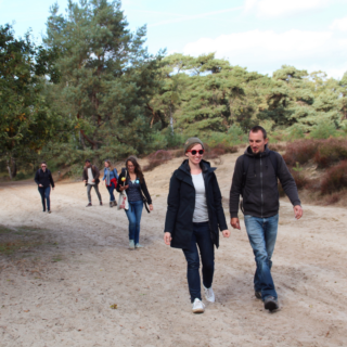 Tocht feedback en communicatie volwassenen diepgaande teambuildingactiviiteit